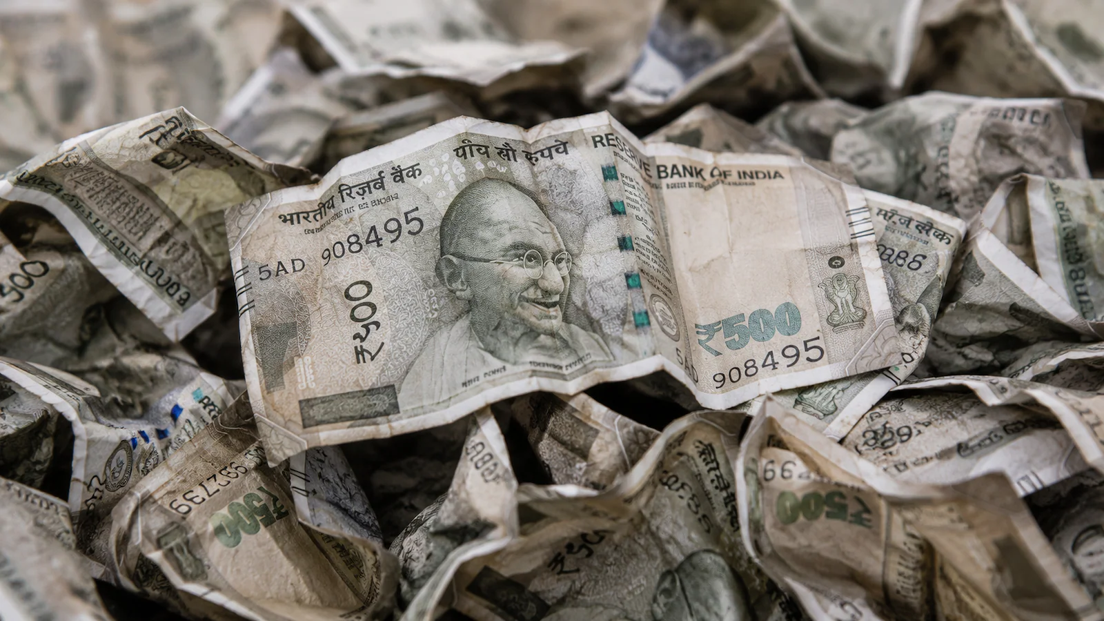 Don’t Defend Rupee at 100, Says Economist Amid Currency Crisis