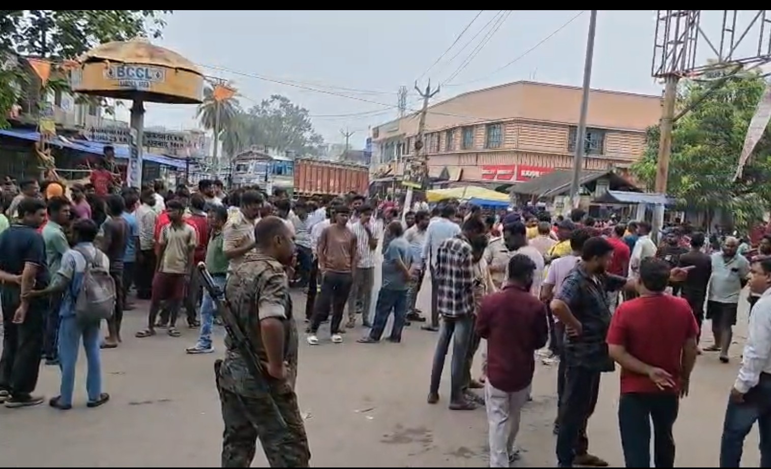 तेज रफ्तार हाइवा ने छीनी युवक की जान. आक्रोशित ग्रामीणों ने किया सड़क जाम
