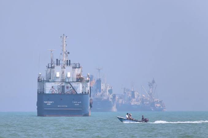 Hormuz Reopening May Take Weeks Despite US-Iran Truce, Shipping Risks Persist