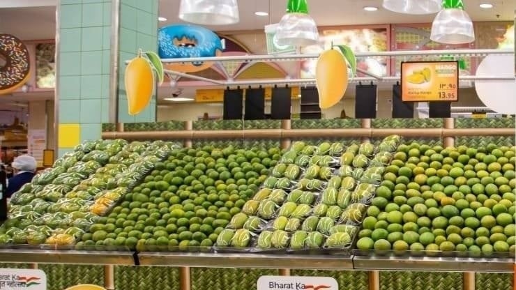 UP’s Dussehri & Langra Mangoes Sail to Dubai in First-Ever Sea Shipment, Boosting Farmers’ Income