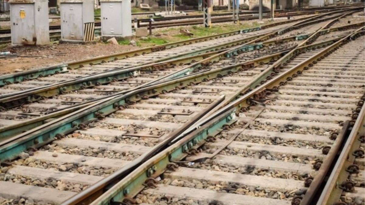 Unknown Body Found Near Railway Track in Lohardaga, Investigation Underway