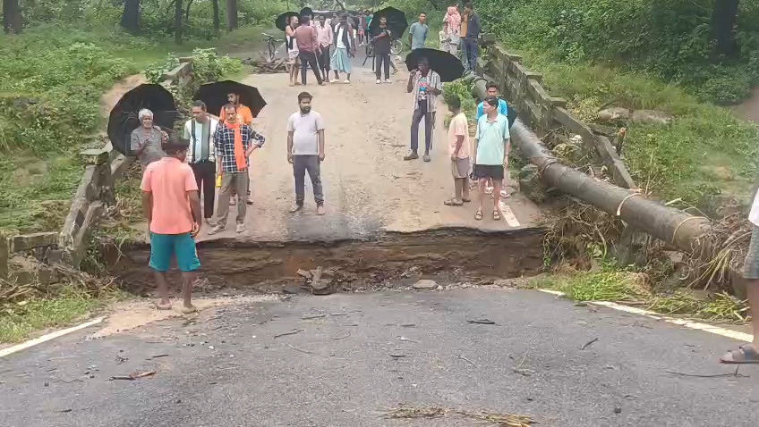 Heavy Rain Destroys Bridge in Latehar, Traffic Halted